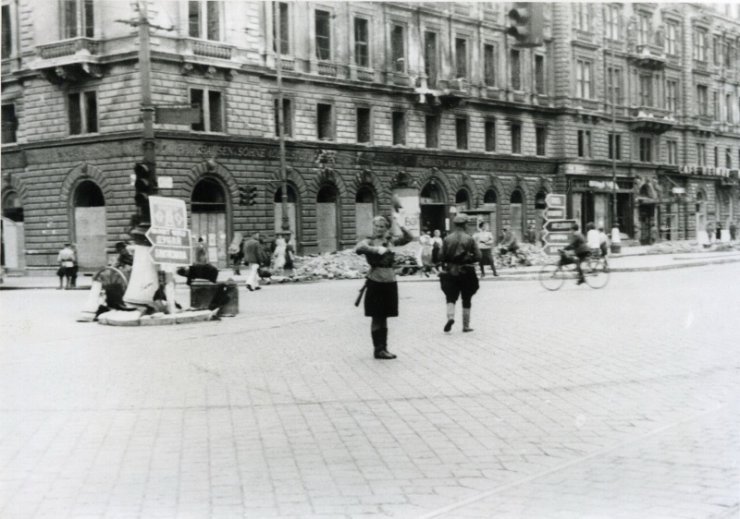 II wojna św.-foty - Soviet traffic-controller in Vienna.jpg