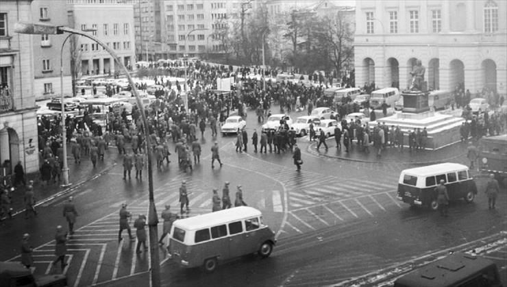 Wspomnienie po FS... - 1968-03_Warszawa_przed Pałacem Staszica, u zbiegu Krakowskiego Przedmieścia i Nowego Światu.jpg